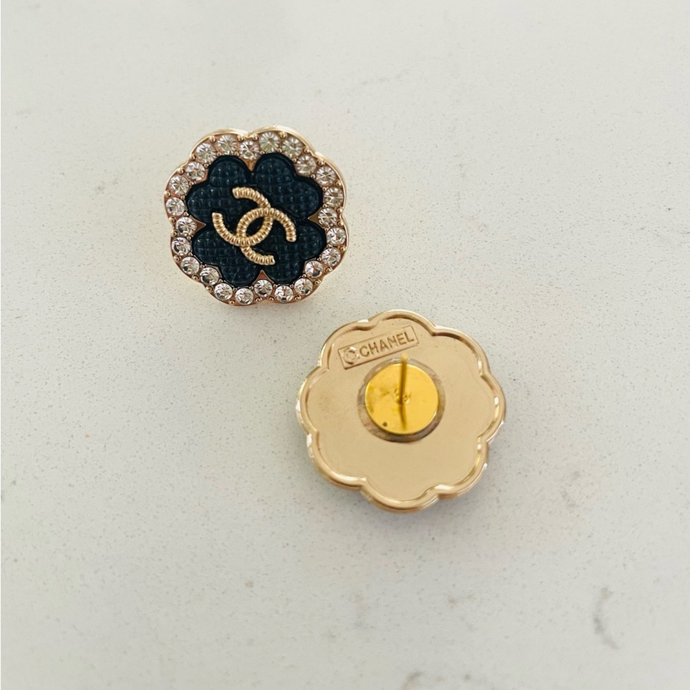 Luxury Black/Gold/Rhinestone Camellia Upcycled Logo Button Earrings 22mm - Picture 2 of 2
